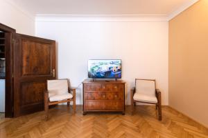 TV a/nebo společenská místnost v ubytování Historic Spirit at Studio under the Prague Castle