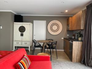 Escape في نيو  بليموث: غرفة معيشة مع أريكة حمراء وطاولة