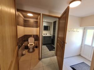 Koupelna v ubytování Le Gîte du Petit Béret + 20 fotografií