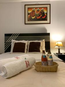 馬丘比丘的住宿－Paititi Classic，一张带2条毛巾和2瓶牛奶的床