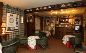 a restaurant with tables and chairs in a room at Hostellerie Au Vieux Hetre in Jalhay