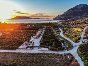 une vue aérienne sur une ville avec une route et un lac dans l'établissement Desa Green Homes, à Ancient Epidavros