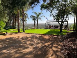 een park met palmbomen en een prieel bij Riverview BnB in Waikerie