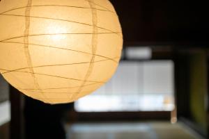 - la fermeture d'une lanterne en papier brun dans l'établissement 舟宿　壱, à Ine