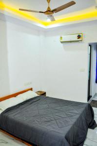 Giường trong phòng chung tại Calais7