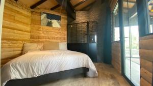 - une chambre avec un lit dans un mur en bois dans l'établissement L 58 LODGE de LUXE, à Lège-Cap-Ferret