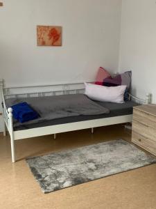 uma cama com almofadas num quarto em Monteurs Zimmer Noack em Börßum