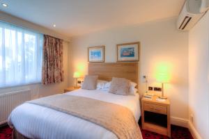 Кровать или кровати в номере Langstone Cliff Hotel