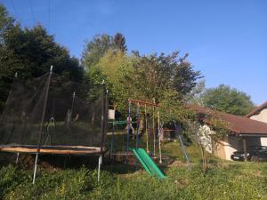 un parque infantil en el patio de una casa en Gite de Moulin Maurt en Xertigny