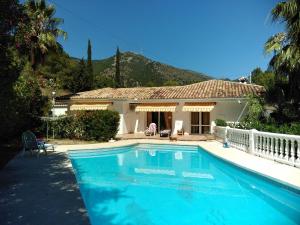 The swimming pool at or close to Finca Batan