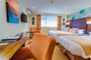 Кровать или кровати в номере Langstone Cliff Hotel