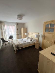 1 dormitorio con 1 cama, 1 silla y 1 mesa en Pienińska Ostoja, en Czorsztyn