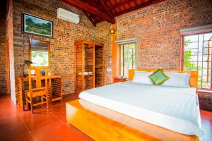 Ninh Binh Mountain View Homestay & Restaurant tesisinde bir odada yatak veya yataklar
