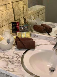 W łazience znajduje się umywalka i lustro. w obiekcie premium resort nagoya w mieście Nagoja