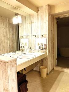 łazienka z dwiema umywalkami i dużym lustrem w obiekcie premium resort nagoya w mieście Nagoja +27 zdjęć