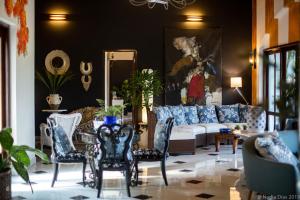- un salon avec un canapé bleu et des chaises dans l'établissement Casa Britona, à Panaji