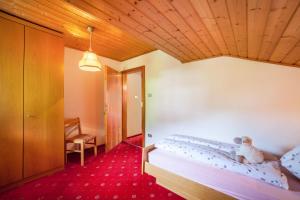 Łóżko lub łóżka w pokoju w obiekcie Sankt Corbinian Apartement 9