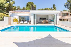 The swimming pool at or close to Casa Viviana
