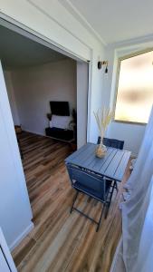 ein Wohnzimmer mit einem blauen Tisch und einem Sofa in der Unterkunft Appartement bord de mer in Cannes