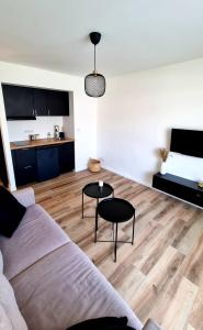 ein Wohnzimmer mit einem Sofa und einem Tisch in der Unterkunft Appartement bord de mer in Cannes