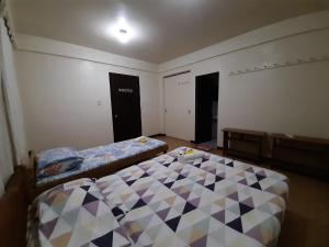 Postel nebo postele na pokoji v ubytování Sanctuary Transient House Bacolod