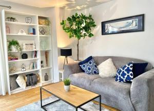 Posezení v ubytování Lovely 2-Bedroom Bristol Apartment. FREE PARKING.