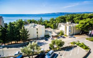 uma vista aérea de um parque de estacionamento junto à água em Villa Lovorka - Hotel Resort Dražica em Krk