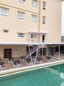 Bazén v ubytování Grand Madani Hotel nebo v jeho okolí
