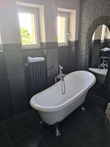 Koupelna v ubytování Airport Rooms + 27 fotografií