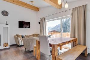 - une salle à manger avec une table et un canapé dans l'établissement STANTON Lodge, à Sankt Anton am Arlberg