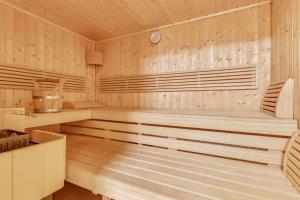 un sauna vide avec des murs en bois et du parquet dans l'établissement STANTON Lodge, à Sankt Anton am Arlberg