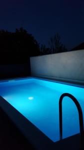 Bazén v ubytovaní Holiday home Goranka alebo v jeho blízkosti