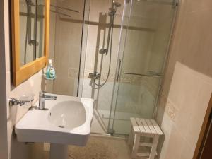y baño con lavabo y ducha. en Rooms Hrominc, en Bled
