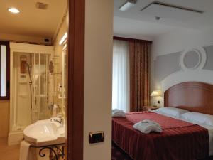 Um banheiro em Parco dei Principi Hotel