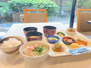 Osaka Riverside Hotel في أوساكا: طاولة عليها أطباق من الطعام والأرز