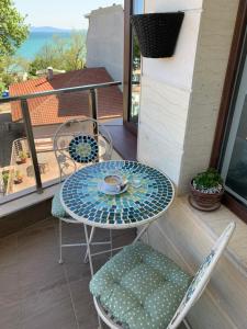 布爾加斯的住宿－CASA VISTA，阳台配有桌椅和2把椅子