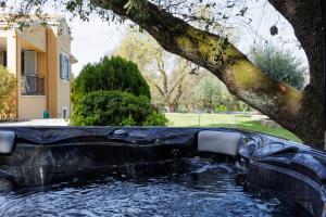 Zahrada ubytování Spyrelia Villa with Private Pool & Outdoor Hot Tub