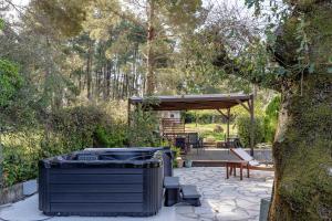 Zahrada ubytování Spyrelia Villa with Private Pool & Outdoor Hot Tub
