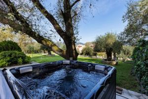 Zahrada ubytování Spyrelia Villa with Private Pool & Outdoor Hot Tub