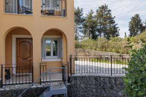 Balkón nebo terasa v ubytování Spyrelia Villa with Private Pool & Outdoor Hot Tub