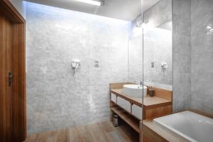 y baño con lavabo y ducha. en SOLAVO HOME&TRAVEL, en Solec-Zdrój