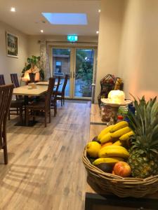 uma cesta de frutas sobre uma mesa na sala de estar em MapleHouse B&B em Drogheda