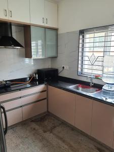 uma cozinha com um lavatório e uma bancada em Castle BGR em Bangalore