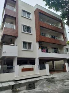 un edificio alto con balcones a un lado. en Castle BGR, en Bangalore