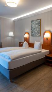 Postel nebo postele na pokoji v ubytování Hotel Am Uenglinger Tor