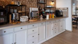 Příslušenství pro přípravu čaje a kávy v ubytování Hotel Am Uenglinger Tor