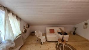 Habitación pequeña con cama en el ático en Casa de sub Munte, en Victoria