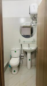 Et badeværelse på Exotic 2 BR Apartment at Wuye, Abuja - Wifi,Netflix