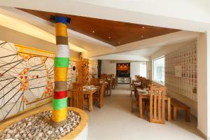En restaurant eller et andet spisested på Tree of Life Eila Art Hotel, Manali