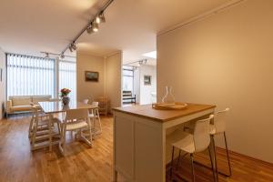 Una cocina y un comedor con mesa y sillas. en Strandleben - Galerie Nummer 13, en Ahrenshoop
